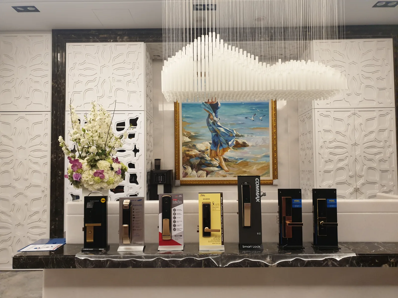 社區展示會現場並列陳列的各品牌電子鎖實機