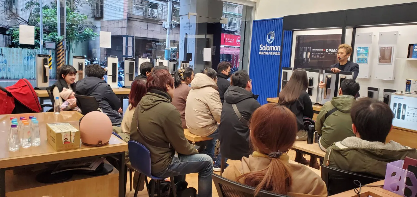 社區住戶於電子鎖展示會現場提問