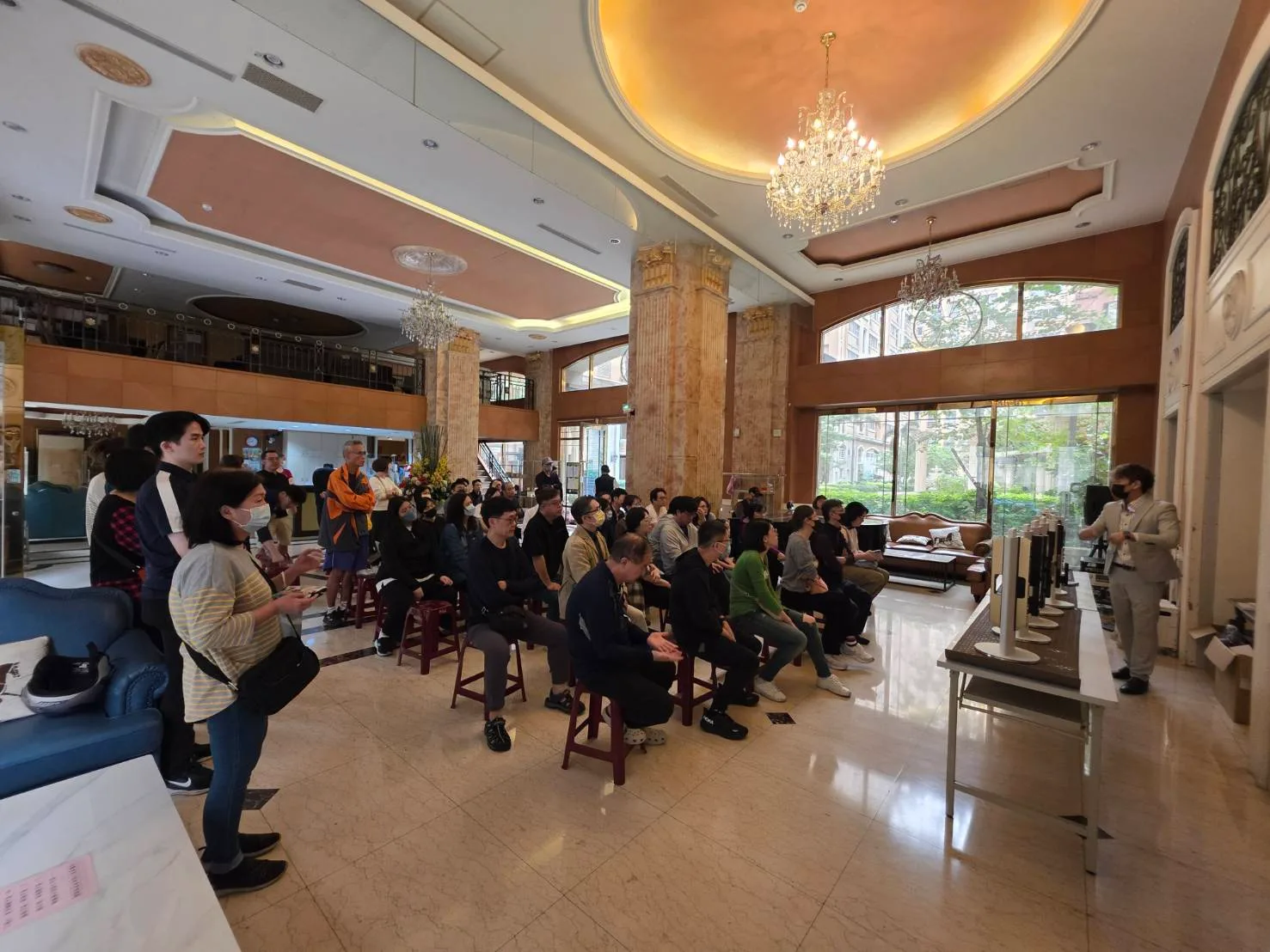 鎖羅門於社區大廳舉辦電子鎖展示會，住戶在場聆聽